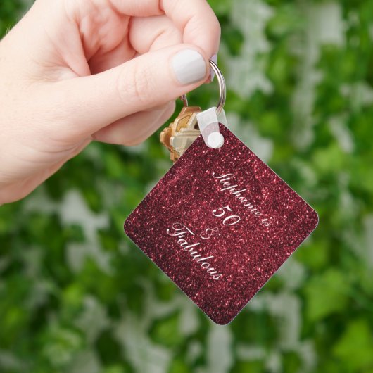 50. en de Fabulous Birthday Red Burgundy Glitter 2 Sleutelhanger (Hand)