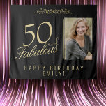 50 en Fabulous 50th Birthday Foto achtergrond Wandkleed<br><div class="desc">Elegant Black en Golden 50 en Fabulous 50th Birthday Photo Backdrop Tapestry. 50 en geweldige tekst in trendy golden script op zwarte achtergrond. Pas het aan met je foto,  jouw naam en leeftijd,  en maak je eigen elegante verjaardagsfeestje voor het verjaardagsfeest van de vrouw.</div>