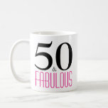 50 en Fabulous 50th Birthday Gift Mok<br><div class="desc">Viel het draaien van 50 in stijl met dit elegante 50ste verjaardagsontwerp. 50 en verbluffend in warme roze en zwarte tekst.</div>