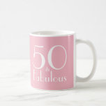 50 en Fabulous 50th Birthday Gifts Mok<br><div class="desc">Het vieren van 50 draaien met dit gewaagde elegante verjaardagsontwerp. 50 en een geweldig ontwerp in wit type op een roze achtergrond.</div>