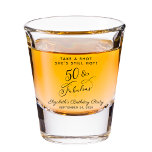 50 en Fabulous 50th Birthday Party Favor Shot Glas<br><div class="desc">50 & Fabulous - Toast op een goed gevierd leven! Leuk en chique 50e verjaardagsfeestje geschoten glas. "50 & Fabulous" is geschreven in een stijlvol script en je kunt de "Take a Shot She's Still Hot" tekst,  haar naam en de feestdatum personaliseren.</div>