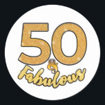 50 en Fabulous 50th Birthday Party Ronde Sticker<br><div class="desc">Stuur uw 50ste verjaardag uitnodigingen met dit moderne gouden effect met zwarte contouren typografie ontwerp om uw gasten te verrassen voor deze speciale gelegenheid</div>