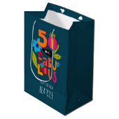 50 en Fabulous 50th Verjaardag Artsy Lettering Medium Cadeauzakje (Voorkant Gekanteld)