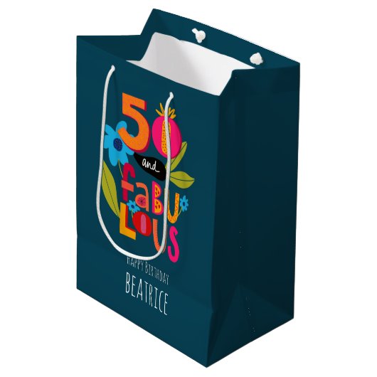50 en Fabulous 50th Verjaardag Artsy Lettering Medium Cadeauzakje (Voorkant Gekanteld)