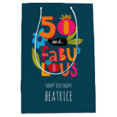 50 en Fabulous 50th Verjaardag Artsy Lettering Medium Cadeauzakje (Voorkant)