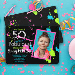 50 en Fabulous 80s Retro Paint Splatter Birthday Kaart<br><div class="desc">Viel je 50ste verjaardag met een retro 80's roze,  blauw,  en groen verfsplaatstontwerp dat van mijn hand wordt gecreeerd geschilderd ontwerp op een zwarte achtergrond met een malplaatje van de douanefoto.</div>