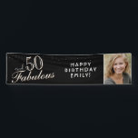 50 en Fabulous Black Foto 50th Birthday Party Spandoek<br><div class="desc">50 en Fabulous Black Foto 50th Birthday Party Banner. Geweldig bord voor de 50ste verjaardagspartij met een aangepaste foto, inspirerend en grappig gezegde 50 en geweldige tekst en tekst in trendy wit script op zwarte achtergrond. Pas het teken aan met je foto, jouw naam en het leeftijdsnummer en maak je...</div>