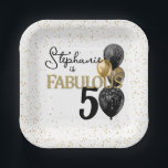 50- en Fabulous Black Gold Glam Square-Bord Papieren Bordje<br><div class="desc">Viel deze vijftigste verjaardagsmijlpaal met deze elegante en glamoureuze borden van zwart-wit en goudpapier. Ze zijn ook gehuld met glitterballonnen in zwart-wit en goud,  omringd door een gouden glitterrand. Creëer door Simply Farmhouse Press.</div>