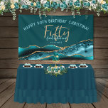 50 en Fabulous Blauwgroen Gold Agate 50th Birthday Spandoek<br><div class="desc">Deze 50e verjaardagsbanner "50 & Fabulous" is een stijlvolle en moderne decoratie die de ambitie van elke mijlpaalfeest versterkt. Het elegante ontwerp laat diepe blauwgroen en turquoise georcode plakken, waterverf texturering, en faux goudglitteraccenten zien, geplaatst tegen een donkere blauwgroen achtergrond. Het kan ook voor andere gebeurtenissen zoals bruiloften of verjaardagen...</div>