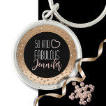 50 en Fabulous Bling Fancy 50th Gold Black Blush Sleutelhanger<br><div class="desc">Op zoek naar een glam en meisjescadeau voor het grote 50ste verjaardagsfeestje? Iets dat haar eraan herinnert hoe geweldig ze is? U kunt een persoonlijk bericht en haar naam ook toevoegen!</div>