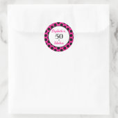 50 en Fabulous Bold Pink met zwarte poolpunten Ronde Sticker (Tas)