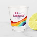 50 en Fabulous Chic Rainbow 50th Birthday Party Shot Glas<br><div class="desc">Daag je gasten met deze heldere regenboog 50 en een Fabulous verjaardagsfeestje heeft glazen feestvieren neergeschoten. Voeg de foto van de honing toe aan de coole sjabloon. Roze en paarse gedurfde typografie boven een kleurrijke regenboog met faux sparkles creëer een verbluffende blik op je grote evenement. Coördineer deze leuke kleurensuite...</div>