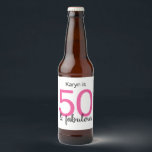 50 en Fabulous Dames 50th Birthday Party Bier Etiket<br><div class="desc">Een leuke kleurrijke 50e verjaardagscles om de drinken op het feest te personaliseren. Dit ontwerp is voorzien van de typografie "50 en fabelachtig",  die heet roze en zwart is.</div>