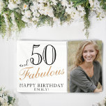 50 en Fabulous Elegant 50th Birthday Foto Spandoek<br><div class="desc">50 en Fabulous Modern Wit en Zwart 50ste Verjaardag Fotobanner. Geweldig teken voor het 50ste verjaardagsfeest met een aangepaste foto, inspirerend en grappige quote 50 en fantastisch en tekst in trendy script met een naam. De achtergrond is wit en de tekst is in zwart en gouden kleuren. Personaliseer het bord...</div>