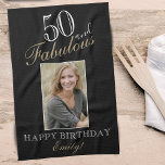 50 en Fabulous Elegant 50th Birthday Foto Theedoek<br><div class="desc">50 en Fabulous Elegant 50th Birthday Foto keukenhanddoek. Elegant script in witte en gouden kleuren. Voeg jouw naam en foto toe.</div>