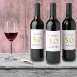 50 en Fabulous Elegant 50th Birthday Personalized Wijn Etiket<br><div class="desc">Met elegantie en genade deze prachtige mijlpaal van de vijftigste verjaardag vieren. Voeg jouw naam toe aan deze stijlvolle,  elegante,  minimalistische,  50ste verjaardagsfeesttypografie in Gold en paars,  waarin u aankondigt dat u inderdaad 50 jaar en Fabulous bent.</div>