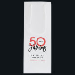 50 en Fabulous Elegant 50th Birthday Wijn Cadeautas<br><div class="desc">De woorden "50 and Fabulous" worden elegant geprononceerd met trendy typografie. Voel je vrij om de kleuren eenvoudig aan te passen via het bewerkingsmenu om te passen aan uw voorkeursschema. Vier uw vijftigste verjaardag in stijl met dit gepersonaliseerde ontwerp.</div>
