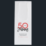 50 en Fabulous Elegant 50th Birthday Wijn Cadeautas<br><div class="desc">De woorden "50 and Fabulous" worden elegant geprononceerd met trendy typografie. Voel je vrij om de kleuren eenvoudig aan te passen via het bewerkingsmenu om te passen aan uw voorkeursschema. Vier uw vijftigste verjaardag in stijl met dit gepersonaliseerde ontwerp.</div>