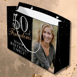 50 en Fabulous Elegant Black 50th Birthday Foto Groot Cadeauzakje<br><div class="desc">50 en Fabulous Elegant Black 50th Birthday Photo Gift Bag. 50 en fabelachtige tekst in trendy manuscript met een naam op een zwarte achtergrond. Pas het aan met uw foto,  naam en leeftijd. Het is een geweldige persoonlijke foto-cadeautas voor de verjaardag van een vrouw.</div>