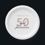 50 en Fabulous Elegant Roze 50ste Verjaardagsfeest Papieren Bordje<br><div class="desc">Kan volledig worden aangepast aan uw behoeften. © Gorjo Design. Gemaakt voor je via het Zazzle platform. // Op zoek naar overeenkomende objecten? Andere kantoorbenodigdheden uit de set die beschikbaar is in de afdeling "collecties" van mijn winkel. // Hulp nodig bij het aanpassen van uw ontwerp? Heb je andere ideeën?...</div>