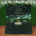 50 en Fabulous Emerald Green Agate 50th Birthday Spandoek<br><div class="desc">Deze vijftigste verjaardagsbanner of -teken is een elegante en onderscheidende manier om de beroemde te verwelkomen! Het toont groene georode plakken van de agate smaragd met waterverf texturen en faux goudglitteraccenten op een verfijnde donkergroene achtergrond. Het kan worden aangepast met de naam, de leeftijd en de datum van de beroemde...</div>