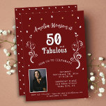 50 en Fabulous Foliage Red 50th Birthday Foto Kaart<br><div class="desc">50 and Fabulous Foliage Red 50th Birthday Photo Invitation. 50 en prachtige tekst in trendy wit script met een naam,  foto en wit gebladerte op een donkerrode achtergrond.</div>