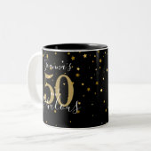50 en Fabulous Gold Black Script 50th Birthday Tweekleurige Koffiemok (Voorkant links)