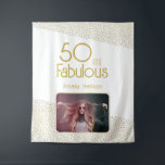 50 en Fabulous Gold Glitter 50th Birthday Foto Wandkleed<br><div class="desc">50 en Fabulous Gold Glitter Photo 50th Birthday Photo Backdrop Tapestry. Moderne verjaardagsachtergrond met trendy typografie en faux gouden glitter stippen. Het ontwerp heeft een douanefoto en een naam. Maak een gepersonaliseerde 50ste verjaardagstape voor haar.</div>