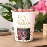 50 en Fabulous Gold Glitter Photo 50th Birthday Papieren Bekers<br><div class="desc">50 en Fabulous Gold Glitter Foto 50th Birthday Party Paper Cups. Moderne vormgeving met trendy typografie en faux gouden glitterspots. Het ontwerp heeft een douanefoto en een naam. Maak gepersonaliseerde 50e verjaardagsfeestartikelen voor haar.</div>