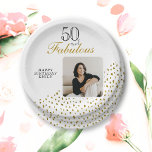 50 en Fabulous Gold Glitter Photo 50th Birthday Papieren Bordje<br><div class="desc">50 en Fabulous Gold Glitter Foto 50e Verjaardagspapier Borden. Het ontwerp heeft faux gouden glitter stippen en het gezegde 50 en fabelachtig is in modern schrift. Maak je eigen 50ste verjaardagsfeestje papieren borden voor haar. Pas aan met de naam,  leeftijd en plaats uw foto in de sjabloon.</div>