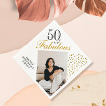 50 en Fabulous Gold Glitter Photo 50th Birthday Servet<br><div class="desc">50 en Fabulous Gold Glitter Photo 50th Birthday Napkins. Het ontwerp heeft faux goudglitter-stippen en het gezegde 50 en geweldig is in modern script. Maak je eigen 50ste verjaardagsartikel voor haar. Pas met de naam,  het leeftijdsaantal aan en neem uw foto in de sjabloon op.</div>