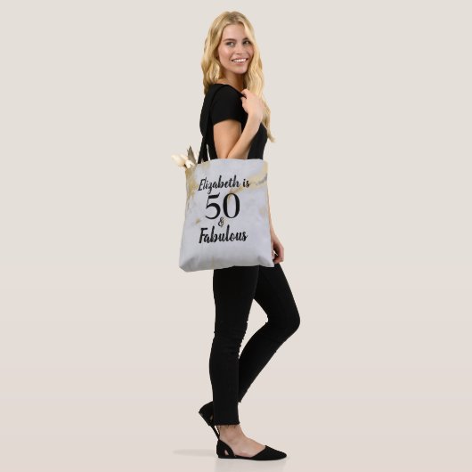 50 en Fabulous Gold Grey Marble met zwarte tekst Tote Bag (Op model)
