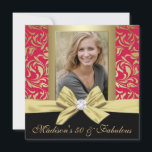 50 en Fabulous Gold Red damask 50th Birthday Kaart<br><div class="desc">Goudroodvogel | 50e verjaardag van de uitnodigingen. Vijftig en verbazingwekkend! Een mooie moderne, elegante faux gouden rode florale blaadjes met een zwarte damesvormig design 50th Birthday Party Uitnodigingen die je kunt personaliseren en je viering van je vijftigste verjaardagsfeest uitzenden. In het midden gouden boog met diamantfoto. Vervang de steekproeffoto met...</div>