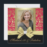 50 en Fabulous Gold Red damask 50th Birthday Kaart<br><div class="desc">Goudroodvogel | 50e verjaardag van de uitnodigingen. Vijftig en verbazingwekkend! Een mooie moderne, elegante faux gouden rode florale blaadjes met een zwarte damesvormig design 50th Birthday Party Uitnodigingen die je kunt personaliseren en je viering van je vijftigste verjaardagsfeest uitzenden. In het midden gouden boog met diamantfoto. Vervang de steekproeffoto met...</div>