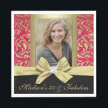 50 en Fabulous Gold Red damask 50th Birthday Servet<br><div class="desc">Gouden rode damast | 50e verjaardag servet. Vijftig en geweldig! Een mooie moderne, elegante faux gouden rode bloemen bladeren damask met zwarte damask design 50e verjaardag Party servet kunt u personaliseren voor uw vijftigste verjaardag feest vieren. In het midden gouden boog met diamantfoto. Vervang de voorbeeldfoto door uw eigen foto....</div>