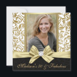 50 en Fabulous Gold white damask 50th Birthday Kaart<br><div class="desc">Goudwitte vogel | 50e verjaardag van de uitnodigingen. Vijftig en verbazingwekkend! Een mooie moderne, elegante faux gouden witte florale vodder met een zwart demasontwerp van 50th Birthday Party Uitnodigingen die je kunt personaliseren en uitzenden naar de viering van je vijftigste verjaardag. In het midden van de gouden boog. Vervang de...</div>