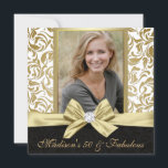 50 en Fabulous Gold white damask 50th Birthday Kaart<br><div class="desc">Goudwitte vogel | 50e verjaardag van de uitnodigingen. Vijftig en verbazingwekkend! Een mooie moderne, elegante faux gouden witte florale vodder met een zwart demasontwerp van 50th Birthday Party Uitnodigingen die je kunt personaliseren en uitzenden naar de viering van je vijftigste verjaardag. In het midden van de gouden boog. Vervang de...</div>