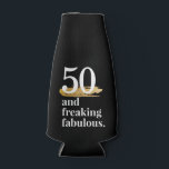 50 en Fabulous Grappig Verjaardagsbier Flesjeskoeler<br><div class="desc">Proost op alle jaren met deze "50 en freaking fabulous" gepersonaliseerde geïsoleerde bierblikhouder,  een geweldig grappig knevelcadeau voor de vriend die een jaar ouder wordt. Voeg hun naam op de achterkant toe en typ op elke gewenste leeftijd.</div>