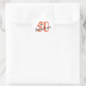 50 en Fabulous Koraal 50e verjaardagsenvelop Ronde Sticker (Tas)