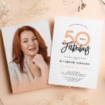 50 en Fabulous Modern 50e Verjaardagsfeest Kaart<br><div class="desc">Bekijk deze strakke en stijlvolle 50e verjaardag foto uitnodiging in een prachtig perzik en zwart palet op een witte achtergrond! Het is een modern ontwerp dat u met uw eigen foto kunt aanpassen om het uniek van u te maken. De woorden "50 and Fabulous" worden elegant geprononceerd met trendy typografie....</div>