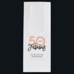 50 en Fabulous Modern 50th Birthday Wijn Cadeautas<br><div class="desc">De woorden "50 and Fabulous" worden elegant geprononceerd met trendy typografie. Voel je vrij om de kleuren eenvoudig aan te passen via het bewerkingsmenu om te passen aan uw voorkeursschema. Vier uw vijftigste verjaardag in stijl met dit gepersonaliseerde ontwerp.</div>
