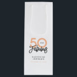 50 en Fabulous Modern 50th Birthday Wijn Cadeautas<br><div class="desc">De woorden "50 and Fabulous" worden elegant geprononceerd met trendy typografie. Voel je vrij om de kleuren eenvoudig aan te passen via het bewerkingsmenu om te passen aan uw voorkeursschema. Vier uw vijftigste verjaardag in stijl met dit gepersonaliseerde ontwerp.</div>