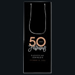 50 en Fabulous Modern 50th Birthday Wijn Cadeautas<br><div class="desc">De woorden "50 and Fabulous" worden elegant geprononceerd met trendy typografie. Voel je vrij om de kleuren eenvoudig aan te passen via het bewerkingsmenu om te passen aan uw voorkeursschema. Vier uw vijftigste verjaardag in stijl met dit gepersonaliseerde ontwerp.</div>