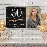 50 en Fabulous Modern Black 50th Birthday Foto Spandoek<br><div class="desc">50 en Fabulous Modern Black 50th Birthday Photo Banner. Geweldig teken voor de 50ste verjaardagspartij met een aangepaste foto, inspirerend en grappige quote 50 en geweldige tekst in trendy script met een naam. De achtergrond is zwart en de tekst is in witte en gouden kleuren. Pas het teken aan met...</div>