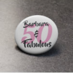 50 en Fabulous Personalized Birthday Party Ronde Button 5,7 Cm<br><div class="desc">Viel het 50-jarige draaien in stijl met dit coole 50ste verjaardagsontwerp. Het woord 50 is in roze tekst en de naam & de stof is in zwarte tekst. U kunt dit cadeau personaliseren door de naam, de leeftijd en de lettertypekleuren te wijzigen in wat u maar wilt. Bekijk onze overeenkomende...</div>