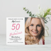50 en Fabulous Photo Pink Birthday Invitation Kaart (Staand voorkant)