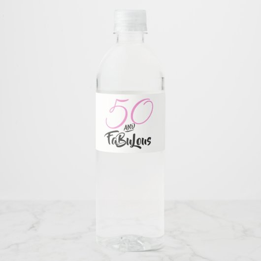 50 en Fabulous Pink Personalized Birthday Party Waterfles Etiket (Voorkant)