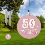 50 en Fabulous Pink Photo 50th Birthday Windgong<br><div class="desc">50 and Fabulous Pink Photo 50th Birthday Party Wind Chime. 50 en fantastische tekst in trendy wit script op een roze achtergrond. Personaliseer het met uw foto en de leeftijd.</div>