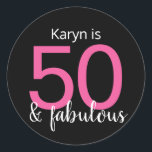 50 en Fabulous Pink White op 50th Birthday Ronde Sticker<br><div class="desc">Een leuke,  kleurrijke 50ste verjaardagssticker die je kunt gebruiken om de feestenveloppen af te sluiten of om loterijen te versieren. Dit ontwerp is voorzien van de typografie "50 en fabelachtig" en is heet roze en wit op een zwarte achtergrond.</div>