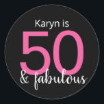 50 en Fabulous Pink White op 50th Birthday Ronde Sticker<br><div class="desc">Een leuke,  kleurrijke 50ste verjaardagssticker die je kunt gebruiken om de feestenveloppen af te sluiten of om loterijen te versieren. Dit ontwerp is voorzien van de typografie "50 en fabelachtig" en is heet roze en wit op een zwarte achtergrond.</div>